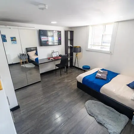 Compact Near The City In Selly Oak *