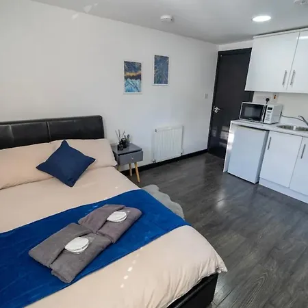 Compact Near The City In Selly Oak
