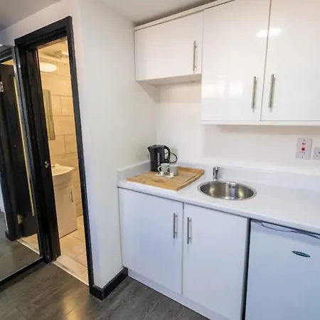 Compact Near The City In Selly Oak *