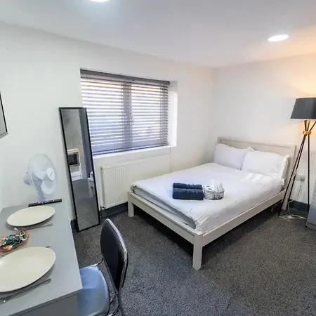Compact Near The City In Selly Oak