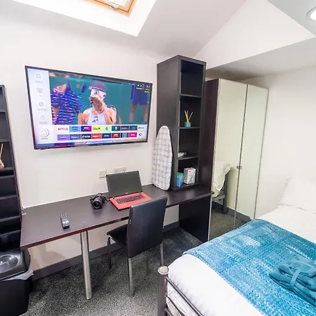 Compact Near The City In Selly Oak Birmingham