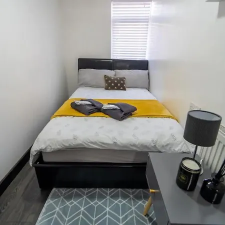 Compact Near The City In Selly Oak Birmingham