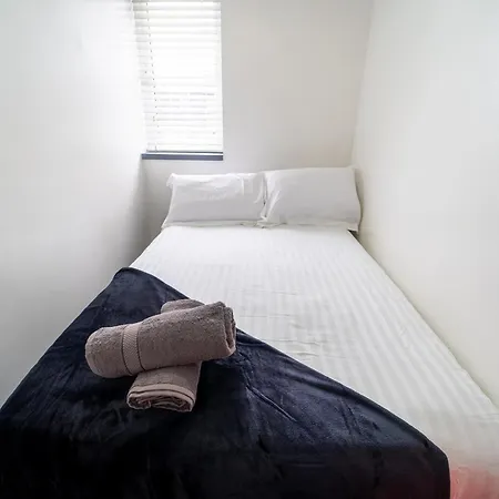Compact Near The City In Selly Oak Birmingham